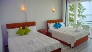 เตียงในห้องที่ Dinuda Resort
