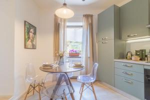 a kitchen with a table and chairs and a window at Domus Viterbo Centro in Viterbo