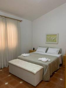 a bedroom with a large bed with two towels on it at Casa em Águas de Lindóia in Águas de Lindóia