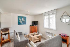 a living room with two couches and a table at À 300m de la Greve Blanche - Appartement pour 6 in Le Guilvinec