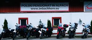 rząd motocykli zaparkowany przed budynkiem w obiekcie IMBACHHORN Pension in den Alpen w mieście Fusch an der Großglocknerstraße +37 zdjęć