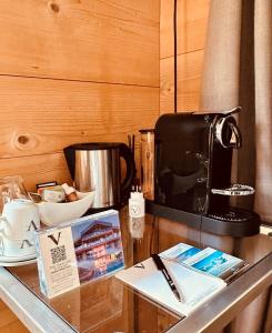Příslušenství pro přípravu čaje a kávy v ubytování Self Check-In Chalet Rooms