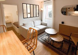 - un salon avec un canapé et une table dans l'établissement Appartement VANNES proche gare tout équipé, à Vannes