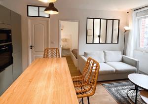 - un salon avec une table et un canapé dans l'établissement Appartement VANNES proche gare tout équipé, à Vannes