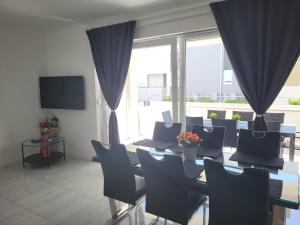 TV a/nebo společenská místnost v ubytování Apartment Villa Lumada with Pool