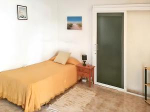 1 dormitorio con 1 cama y puerta corredera de cristal en Studio with terrace at Frontera 2 km away from the beach, en La Frontera