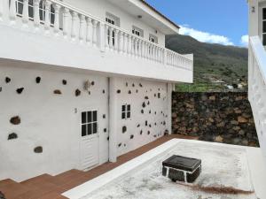 una casa blanca con una pared blanca con agujeros de bala en Studio with terrace at Frontera 2 km away from the beach, en La Frontera
