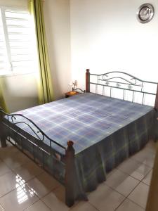un letto in una camera con materasso blu di Maison de 2 chambres avec vue sur la mer terrasse amenagee et wifi a Petit Bourg a 3 km de la plage a Petit-Bourg