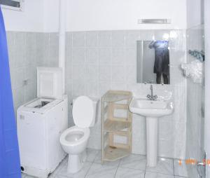 bagno bianco con servizi igienici e lavandino di Maison de 2 chambres avec vue sur la mer terrasse amenagee et wifi a Petit Bourg a 3 km de la plage a Petit-Bourg