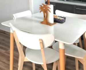 een witte tafel en stoelen in een keuken bij Studio avec balcon amenage et wifi a Sainte Suzanne in Sainte-Suzanne