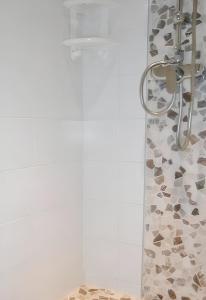 een badkamer met een douche en een kroonluchter bij Studio avec balcon amenage et wifi a Sainte Suzanne in Sainte-Suzanne