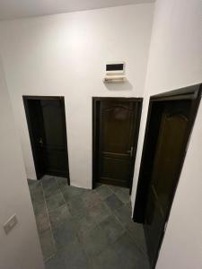 um quarto com três portas em Renome em Petrovac na Moru