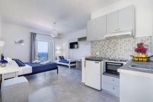 eine Küche und ein Wohnzimmer mit einem Sofa in der Unterkunft Sea View Studios in Skopelos