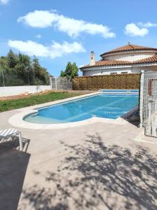 een zwembad voor een huis bij 3 bedrooms villa with private pool and wifi at Benicarlo in Benicarló