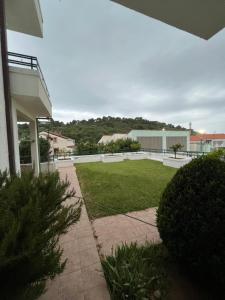 a view of a yard of a house at Renome in Petrovac na Moru
