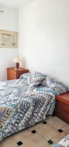 een slaapkamer met een bed en een tafel met een lamp bij 3 bedrooms villa with private pool and wifi at Benicarlo in Benicarló