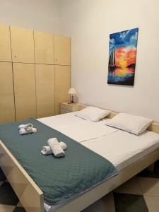 a bedroom with two towels on a bed at Renome in Petrovac na Moru