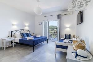 1 Schlafzimmer mit 2 Betten und einem Balkon in der Unterkunft Sea View Studios in Skopelos