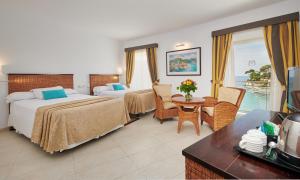 Кровать или кровати в номере Hotel Apartamentos Cala Santanyi