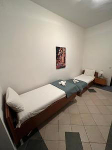 um quarto com duas camas num quarto em Renome em Petrovac na Moru