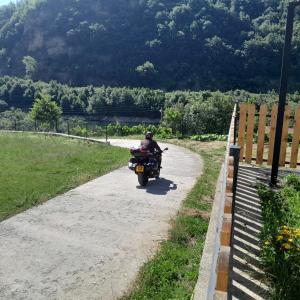 una persona conduciendo una motocicleta por una carretera en Guest House Artjon, en Fierzë
