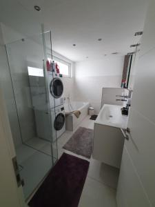 Ένα μπάνιο στο Phönixsee - Gästeräume mit Dachterrasse +31 φωτογραφίες