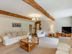 uma sala de estar com sofás brancos e uma televisão em 4 Bed in Skipton 95023 em Foulridge