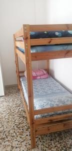 Zimmer mit Etagenbett und 2 Etagenbetten in einem Zimmer in der Unterkunft Casa arcobaleno in Asti