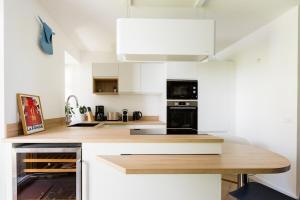 Kjøkken eller kjøkkenkrok på Appartement avec Jardin & vue Lac Talloires (15' Annecy)