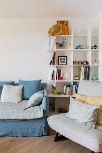 タロワールにあるAppartement avec Jardin & vue Lac Talloires (15' Annecy)のリビングルーム(青いソファ、本棚付) +55枚の写真