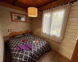 Säng eller sängar i ett rum på Camping le Relais du Léman