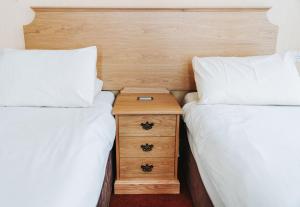 Tempat tidur dalam kamar di Welbeck Hotel & Apartments