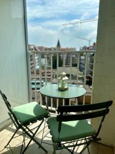 stół i 2 krzesła na balkonie ze świecą w obiekcie Appartement Seaview Bunnenplein w mieście Knokke-Heist