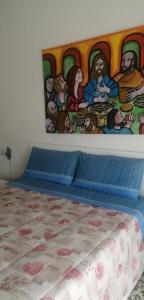Bett in einem Schlafzimmer mit Wandgemälde in der Unterkunft Casa arcobaleno in Asti
