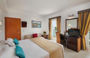 Кровать или кровати в номере Hotel Apartamentos Cala Santanyi