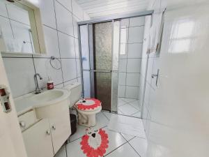 uma casa de banho com um WC, um lavatório e um chuveiro em Residencial Cristina's-Apartamentos de 2-3 Quartos equipados com WiFi Garagem-Excelente Localização em Lages