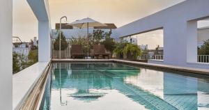 una piscina en la azotea de una casa en Hotel Mercer Sevilla, en Sevilla