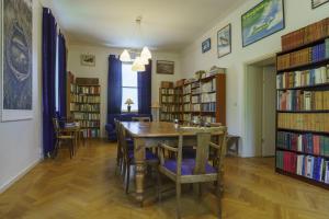 comedor con mesa y algunos libros en Kustleden Vandrarhem, en Strömsbruk
