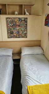 twee bedden naast elkaar in een kamer bij J.R. Holiday Homes in Clacton-on-Sea