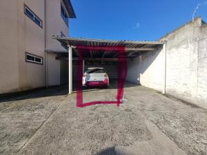 uma garagem com um carro estacionado nela em Residencial Cristina's-Apartamentos de 2-3 Quartos equipados com WiFi Garagem-Excelente Localização em Lages