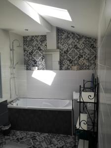 une salle de bain avec une baignoire, une douche et un lavabo dans l'établissement Maison Familiale à 5 min de LaON, à Vorges