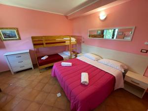ein Schlafzimmer mit einem Bett und einem Etagenbett in der Unterkunft Agriturismo Piccolo Paradiso in Piano di Sorrento