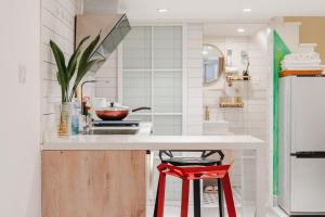 a kitchen with a counter and two red stools at Shanghai Hills& XING 479 B&B in Shanghai +49 photos