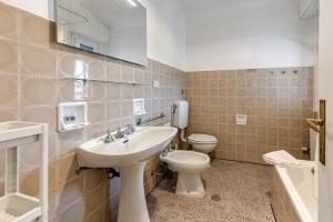 bagno con lavandino e servizi igienici di Balcone sul Verde - Sweet Dreams in Florence a Firenze