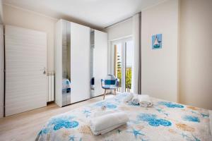 1 dormitorio con 1 cama grande y silla azul en Tropea For Family Apartment, en Tropea