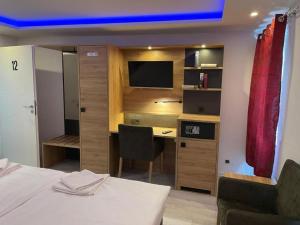 Katil atau katil-katil dalam bilik di Hotel Bella Italia +4 gambar