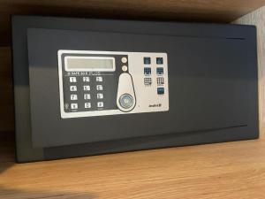 a microwave oven with a calculator on the side of it at Hotel & Restaurant Bella Italia in Niederfell