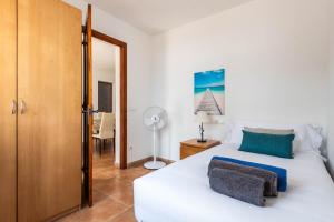 Postel nebo postele na pokoji v ubytování Villa Binisaret I by Mauter Villas + 48 fotografií