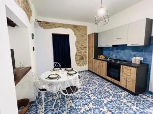 une cuisine avec une table et des chaises dans une pièce dans l'établissement Casa Livia, à Castellabate