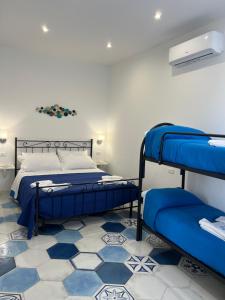 - une chambre avec 2 lits superposés et du carrelage dans l'établissement Casa Livia, à Castellabate